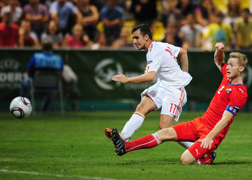 Paco Alcacer (áo trắng) là người hùng của U19 Tây Ban Nha.